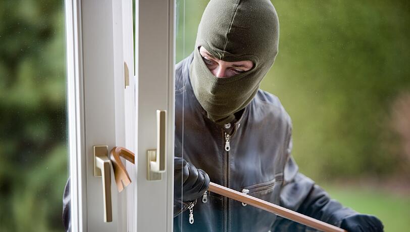 Ein Einbrecher knackt eine Tür. (Symbolbild) Ein Einbrecher knackt eine Tür. (Symbolbild)