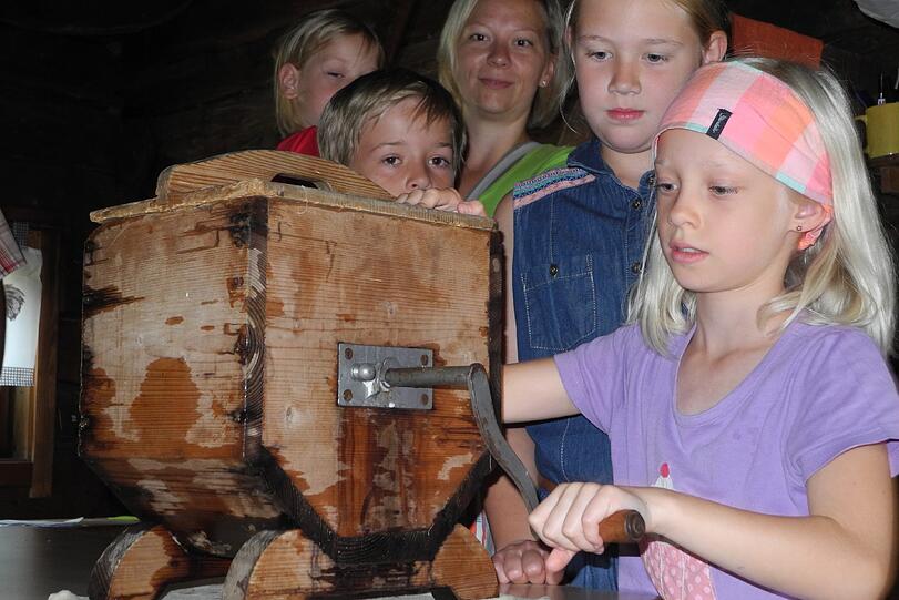 Kreative Sommerwerkstätte: Schluchtenklettern, Floßbauen, Buttermachen - hier ist Langeweile ausgeschlossen!