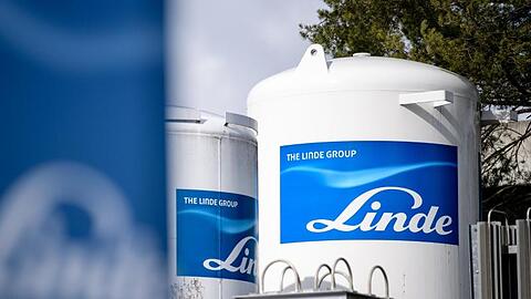 Das Logo des Industriegasekonzerns Linde ist auf Gasbehältern zu sehen. Foto: Matthias Balk/dpa/Symbolbild