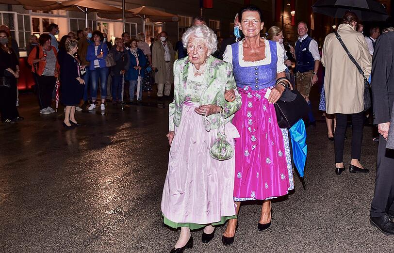 Maria Hoffmann, die seit 1950 jeden "Jedermann" gesehen hat, mit ihrer Tochter Dorothea Neumayr.