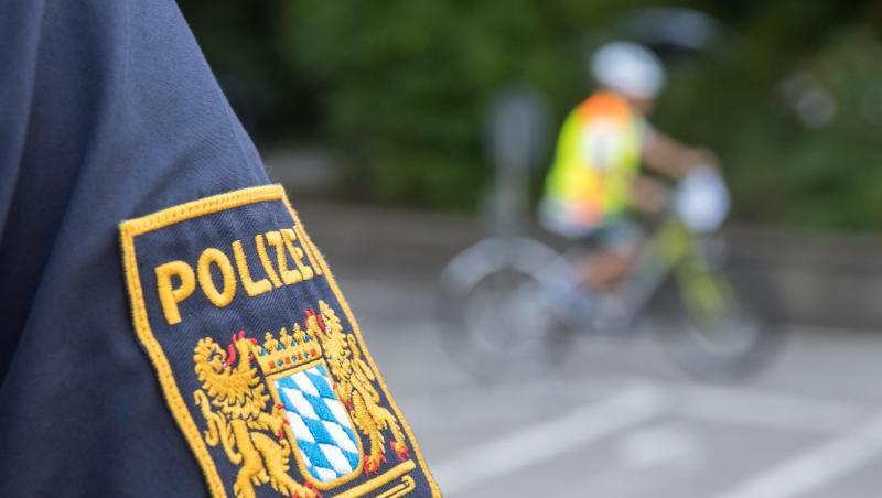 Ein Polizist steht an einer Straße. Foto: Peter Kneffel/dpa/Symbolbild Ein Polizist steht an einer Straße. Foto: Peter Kneffel/dpa/Symbolbild