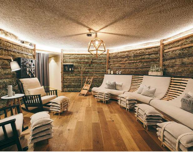 Die Heu-Lounge im Spa mit 2000 Kilo handgemähtem Bergwiesenheu. Die Heu-Lounge im Spa mit 2000 Kilo handgemähtem Bergwiesenheu.