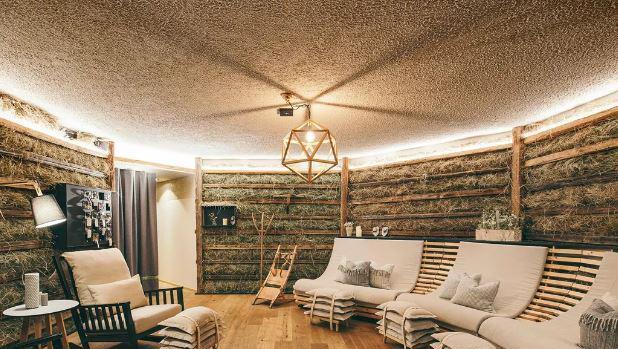 Die Heu-Lounge im Spa mit 2000 Kilo handgemähtem Bergwiesenheu. Die Heu-Lounge im Spa mit 2000 Kilo handgemähtem Bergwiesenheu.
