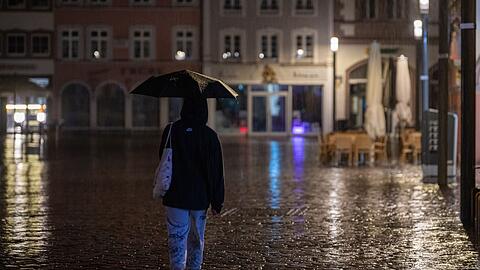Der Regenschirm darf im Süden in den kommenden Tagen nicht fehlen.