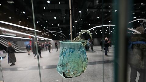 Ein antiker r&ouml;mischer Eimer, mit dem Wasser aus Brunnen gesch&ouml;pft wurde und der auf das 5. bis 2. Jahrhundert vor Christus datiert wird, ist in der neuen U-Bahn-Station am Kolosseum zu sehen.