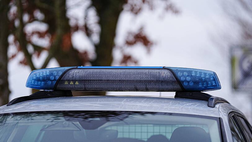 Die Polizei fahndet nach einem Stra&szlig;enr&auml;uber, der eine Seniorin in Aubing &uuml;berfallen hat. (Symbolbild)