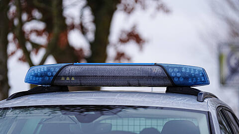 Die Polizei fahndet nach einem Stra&szlig;enr&auml;uber, der eine Seniorin in Aubing &uuml;berfallen hat. (Symbolbild)