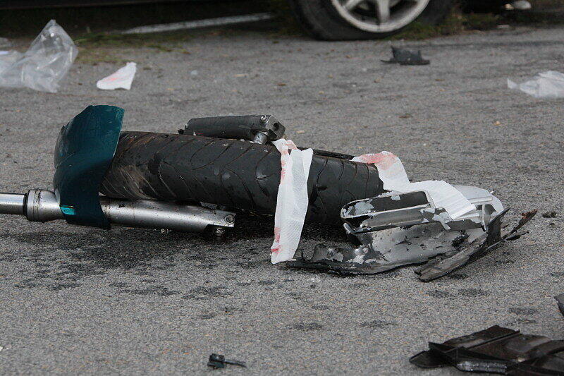 Bei dem Unfall wurde das Vorderrad des Motorrads einfach abgerissen: Bei Taufkirchen sind vier Menschen schwer verletzt worden. Die Bilder