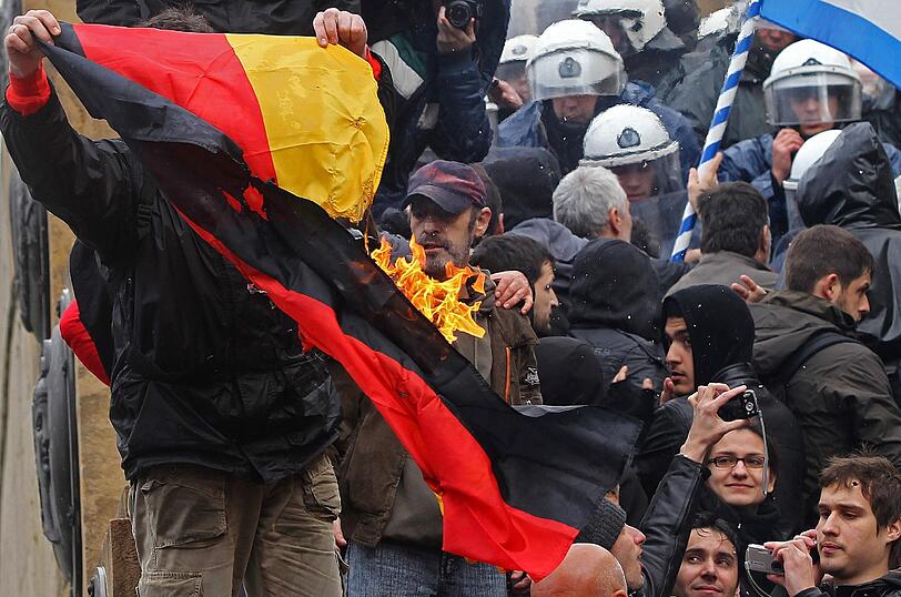 Am Rande einer Demonstration von rund 10 000
Menschen gegen das harte Sparprogramm der griechischen Regierung ist
es am Dienstag in Athen zu kleineren Zwischenfällen gekommen.