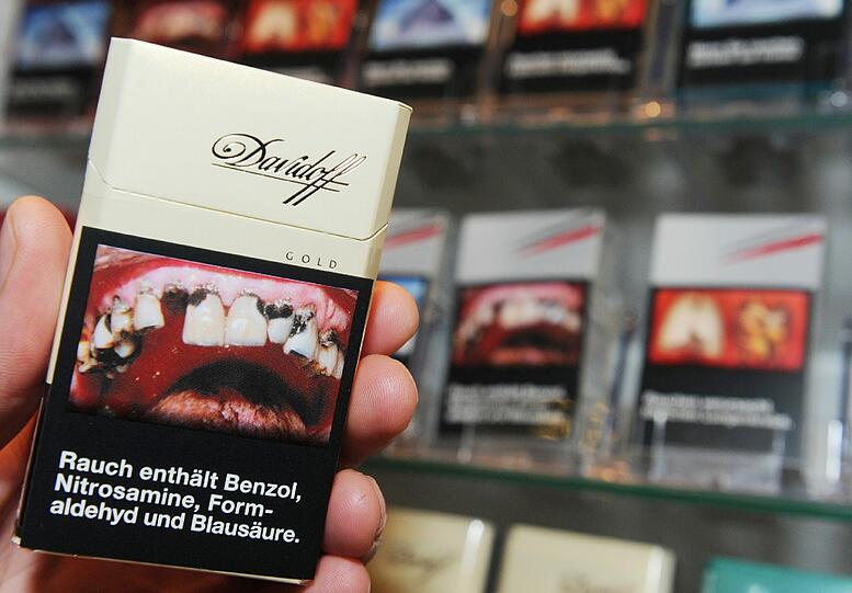 Als Motiv in Deutschland denkbar: Verfaulende Zähne, die durch das Rauchen geschädigt wurden.
