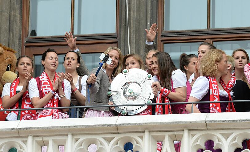 Am Sonntag feierte der FC Bayern (Männer wie Frauen) den Gewinn der Deutschen Meisterschaft. Tausende Fans waren auf den Marienplatz gekommen. Die Bilder.