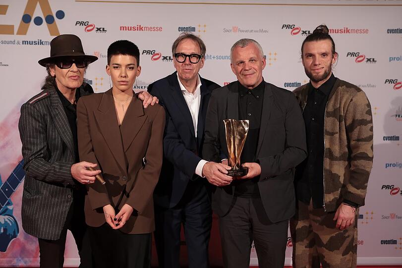 Den Preis für Künstler-/ Nachwuchsförderung des Jahres 2016 erhalten Prof. Udo Dahmen und Prof. Hubert Wandjo von der Popakademie Baden-Württemberg GmbH. Hier mit den Laudatoren Udo Lindenberg, Alina Süggeler und Andi Weizel von Frida Gold beim LEA Award 2017