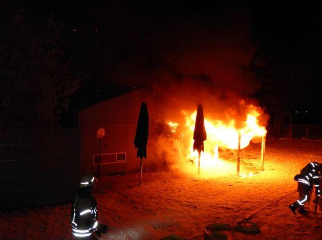 Ein Großbrand zerstörte in der Nacht zum Donnerstag große Teile eines Kindergartens.
