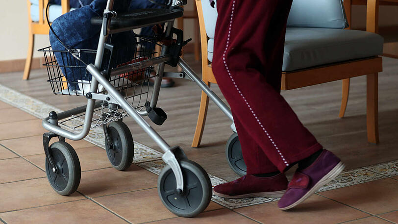Die pflegebedürftige Frau hat den Betrüger nichtsahnend in ihre Wohnung gelassen. (Symbolbild)