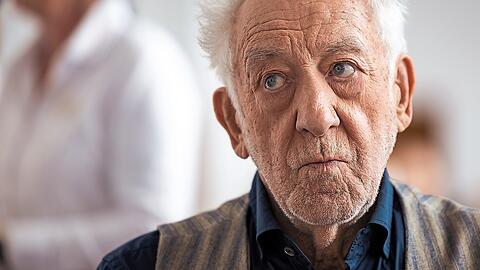 Dieter Hallervorden will bei der Produktion eines besonderen Musikvideos teilnehmen. Dabei entbrennt ein Streit mit einer Holocaust-Überlebenden.