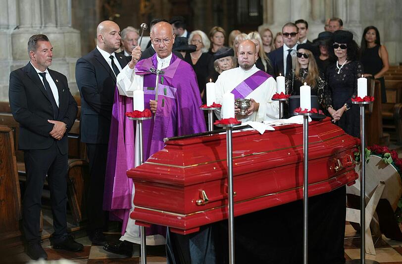 Dompfarrer Toni Faber (3.v.l) führte durch die Trauerfeier für Richard Lugner.