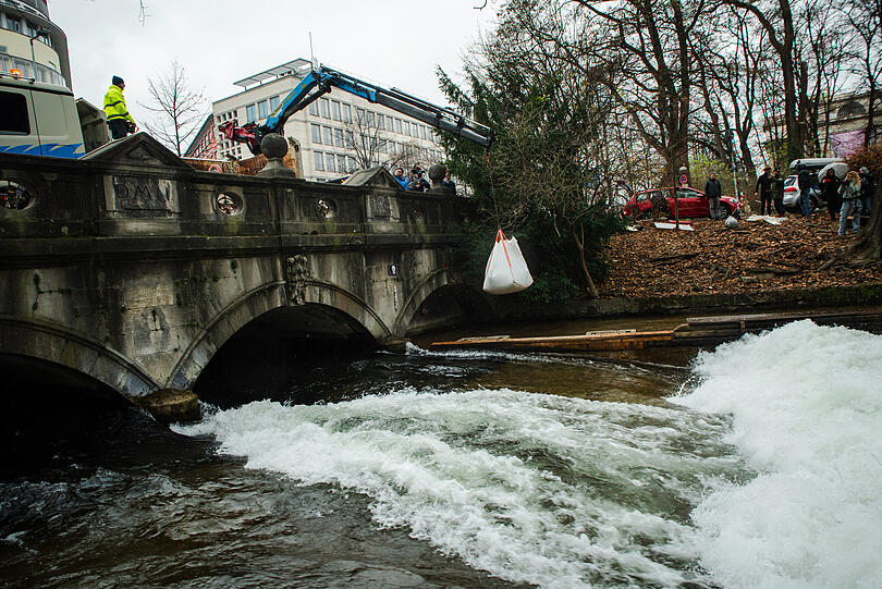Ein Kran hievte die Säcke mit Kies auf Holzplanken ins Bachbett.