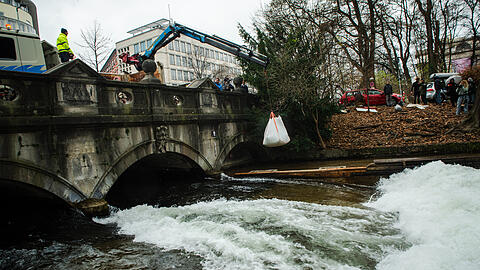 Ein Kran hievte die Säcke mit Kies auf Holzplanken ins Bachbett.