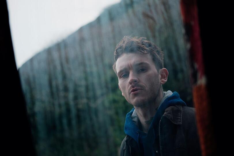 Dylan Rees (Harry Lawtey) ist der Onkel von James, dem besten Freund des ermordeten Cefin und hat eine heimliche Liebesbeziehung zu Jackie.