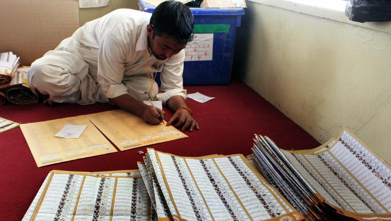 Auf dem Boden knieend zählt ein Wahlhelfer in Kabul Stimmen aus. Auf dem Boden knieend zählt ein Wahlhelfer in Kabul Stimmen aus.