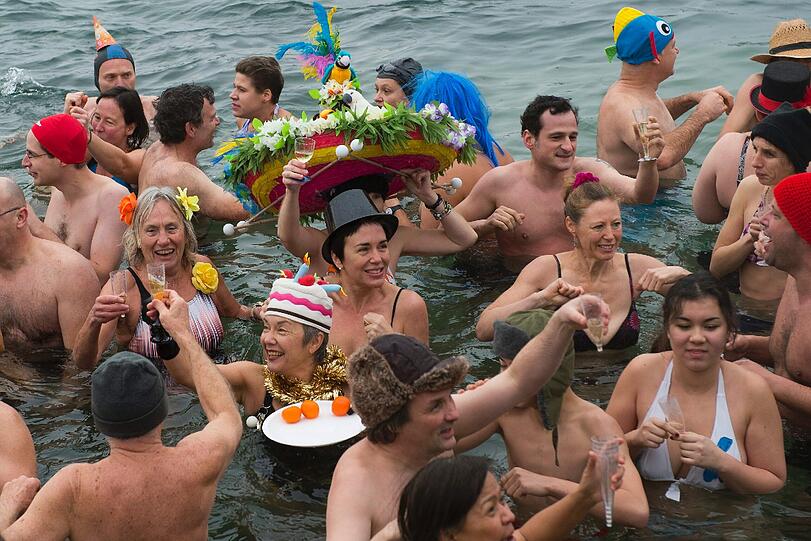 Auch am Genfersee, in der Schweiz, sind manche Silvesterpartys nichts für Warmduscher.