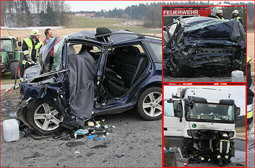 Schrecklicher Unfall auf der B12: Ein Auto fährt frontal auf einen entgegenkommenden Lkw und wird 30 Meter weit zurückgeschleudert. Der eingeklemmte Fahrer stirbt noch vor Ort.