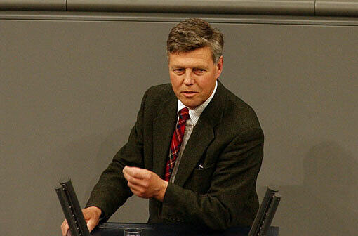 Der Anti-Akw-Aktivist, Josef Göppel (CSU), Mittelfranken: Er hat am 1. Januar 2000 seine Ehefrau und zwei Töchter angestellt. Er galt als das Grüne-Gewissen der CSU. 2002 wechselte er in den Bundestag und stimmte gegen die Atomkraft-Verlängerung.