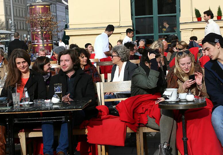 So warm war es im November selten: Bis zur 20-Grad-Marke stieg das Quecksilber und die Münchner warfen Mützen, Handschuhe und Schals weg, um Sonnenstrahlen für den Winter zu tanken. Hier die Bilder...