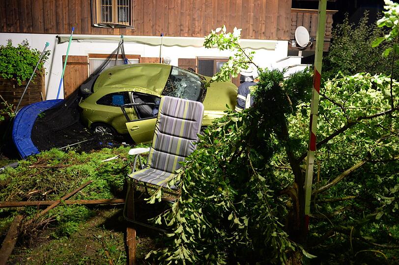 Der Wagen krachte in eine Hausmauer, der Fahrer wurde schwer verletzt. Die Bilder vom Unfallort.