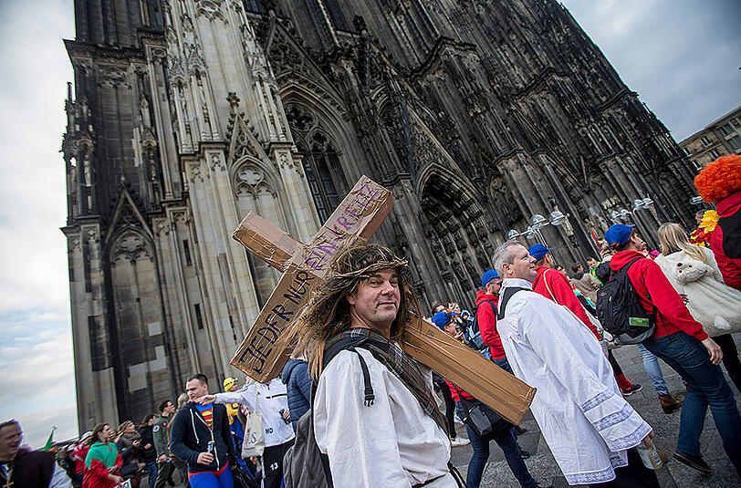 Jecken feiern am 11.11.2015 in Köln (Nordrhein-Westfalen) den Beginn der Karnevalssession. In den rheinischen Karnevalshochburgen hat die närrische Zeit begonnen. Pünktlich um 11:11 Uhr nahm das bunte Treiben seinen Lauf.