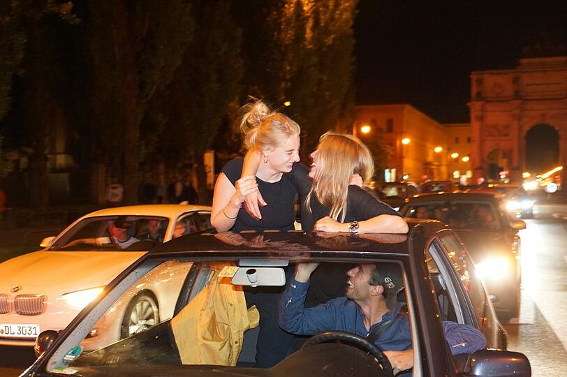 Partyalarm auf der Leopoldstraße: Rund 2.500 Münchner feierten hier den Sieg über Italien.