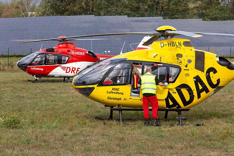 Schlimmer Unfall bei Coburg: Ein Schulbus ist dabei in den Gegenverkehr gerast - fünf Schulkinder wurden dabei schwer verletzt.