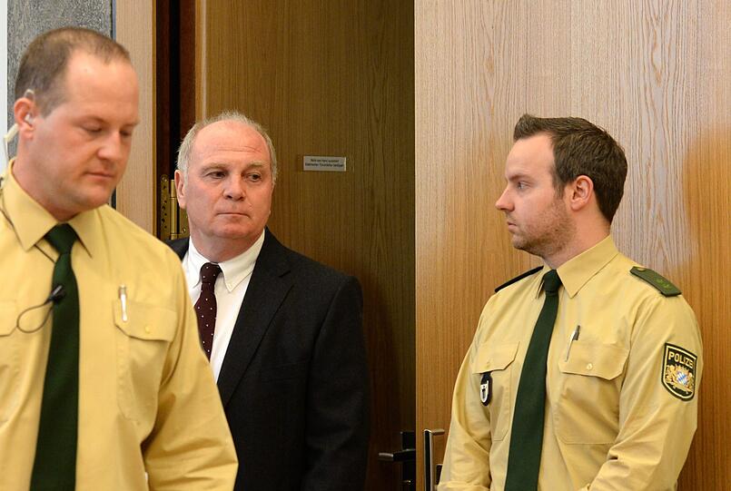 2014 wird Bayern-Boss Uli Hoeneß wegen Steuerhinterziehung in Millionenhöhe zu einer Haftstrafe von 21 Monaten verurteilt.