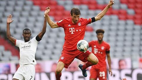 Luftduell mit einem Adler: Bayerns Thomas Müller im Zweikampf mit Frankfurts Evan N'Dicka.