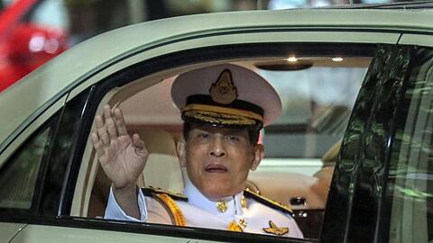 Maha Vajiralongkorn, König von Thailand, winkt aus einem Auto.