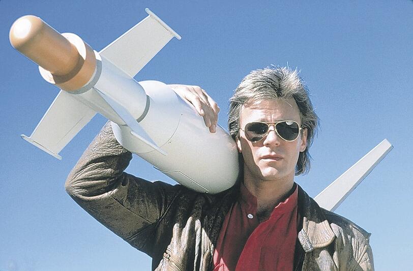 Woraus hat er dieses Geschoss wohl wieder gezimmert? Aus einem alten Wäschetrockner? MacGyver alias Richard Dean Anderson.