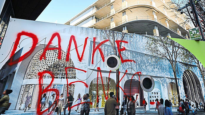 Als aktuelle Auslöser der Signa-Krise gelten die Zinsen, Energiepreise und Baukosten, die stark gestiegen sind. Viele Menschen sehen die Schuld jedoch bei René Benko.