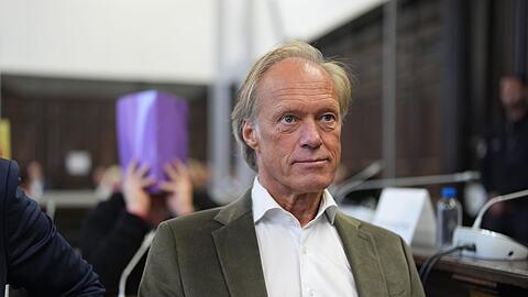 Der ehemalige Fernsehmoderator Gerhard Delling und Lebensgefährte von Christina Block ist wegen Beihilfe angeklagt.