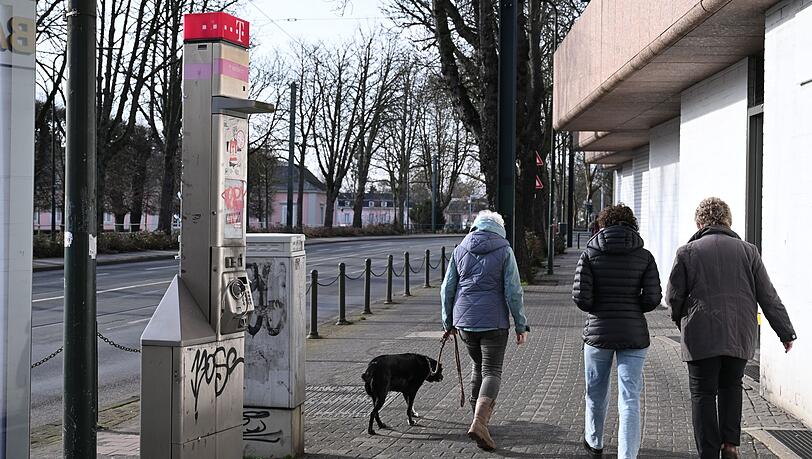 Eine schrottreife Telefonstele beim Schloss Benrath. Eine schrottreife Telefonstele beim Schloss Benrath.