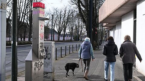 Eine schrottreife Telefonstele beim Schloss Benrath.