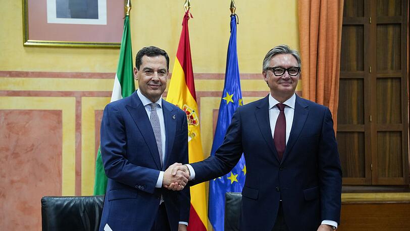Moreno (l) und Vox-Fraktionssprecher Manuel Gavira besiegeln ihre neue Koalitionsregierung in der bevölkerungsstärksten Region Spaniens. Moreno (l) und Vox-Fraktionssprecher Manuel Gavira besiegeln ihre neue Koalitionsregierung in der bevölkerungsstärksten Region Spaniens.