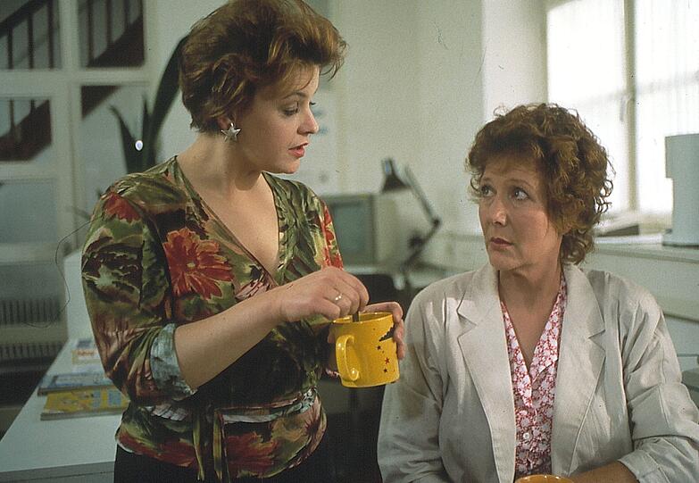 Martha (Veronika Fitz, rechts) und ihre Kollegin Frau Krauss (Andrea Wildner) sind von der fordernden Art des neuen Stadtrats Heppberger wenig angetan. Martha (Veronika Fitz, rechts) und ihre Kollegin Frau Krauss (Andrea Wildner) sind von der fordernden Art des neuen Stadtrats Heppberger wenig angetan.