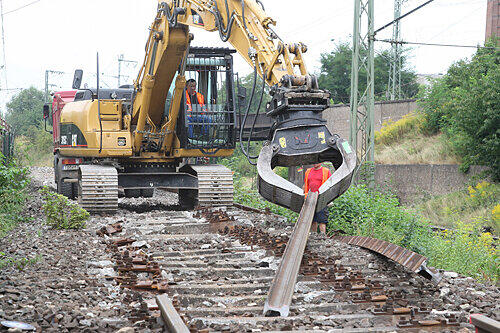 Als wär&rsquo;s Spielzeug: Mit schwerem Gerät beseitigen die Baufirmen die Überreste des Bahngleises, wo vor zwei Wochen ein Güterzug entgleist war und um Haaresbreite eine schlimme Katastrophe verursacht hätte.