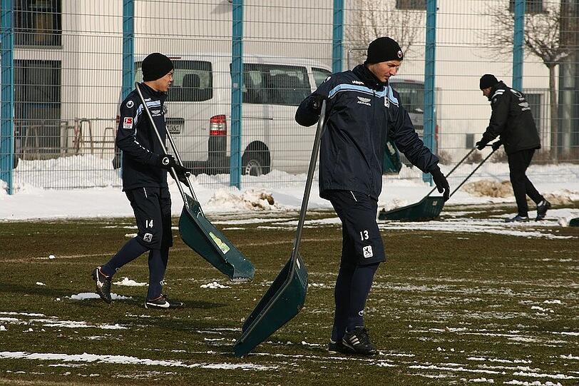 Tauwetter bei den Löwen: Am Donnerstag mussten die Sechzger an die Schneeschippe, bevor es ins Training ging. Schaufeln für den Erfolg - die Bilder von der Grünwalder.