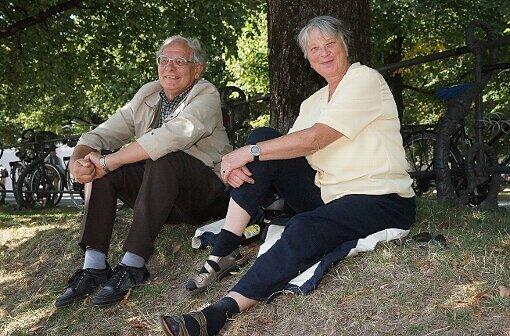 Alfred (75) und Roswitha (68) im Hofgarten: &bdquo;Wir können richtig spontan sein und reisen&ldquo;, sagt er. Ihr gefallen auch die Ausstellungen und die Oper.