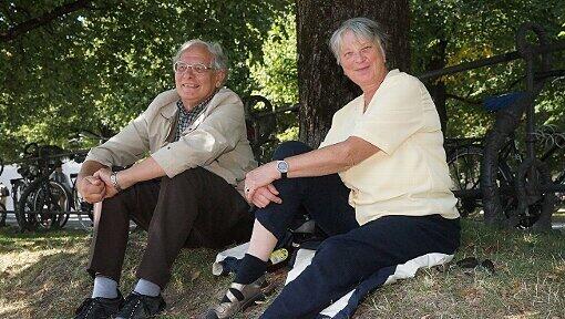 Alfred (75) und Roswitha (68) im Hofgarten: „Wir können richtig spontan sein und reisen“, sagt er. Ihr gefallen auch die Ausstellungen und die Oper. Alfred (75) und Roswitha (68) im Hofgarten: „Wir können richtig spontan sein und reisen“, sagt er. Ihr gefallen auch die Ausstellungen und die Oper.
