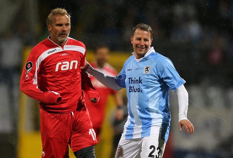 Thorsten Fink (l) gegen Thomas Riedle.