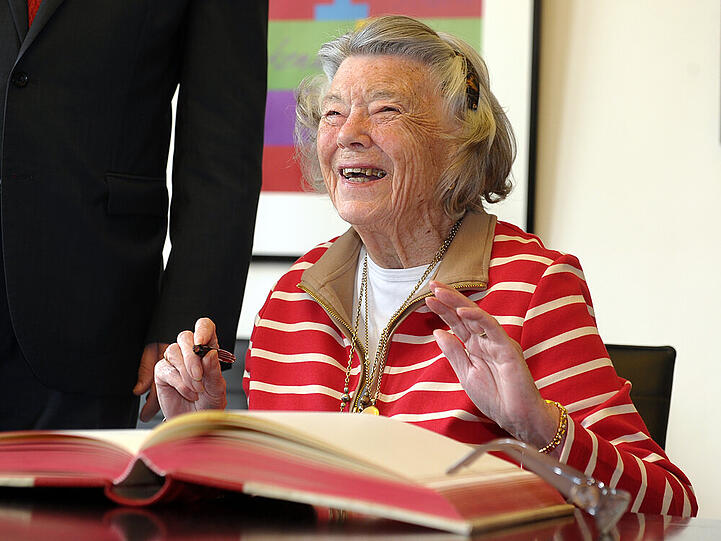Rosamunde Pilcher trägt sich 2012 ins Gästebuch von Berlin ein