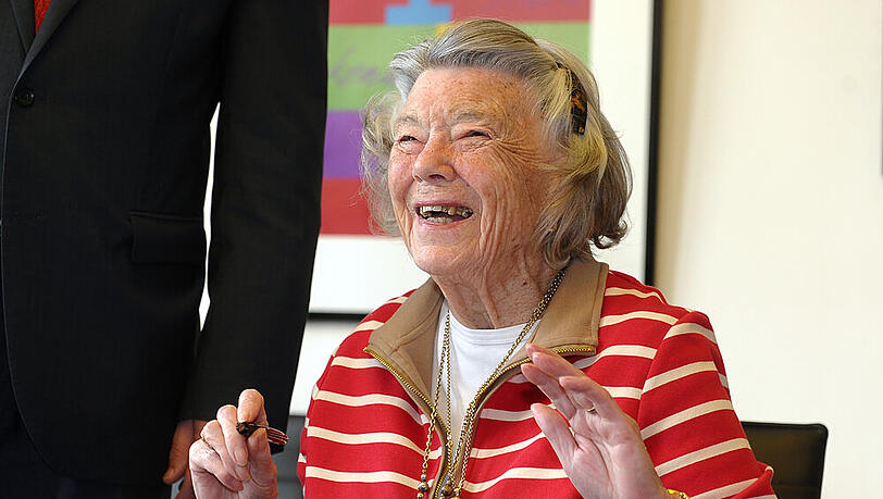 Rosamunde Pilcher trägt sich 2012 ins Gästebuch von Berlin ein Rosamunde Pilcher trägt sich 2012 ins Gästebuch von Berlin ein