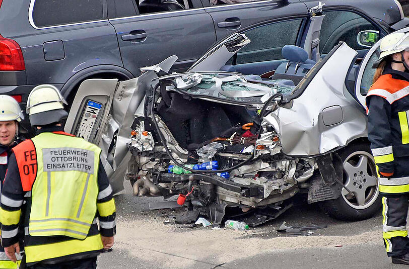 Mit schwerem Gerät mussten die Feuerwehrler einen Verletzten aus dem demolierten Mercedes befreien.